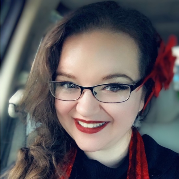 Meet your Posher, Stephanie - Picture 2 of 2